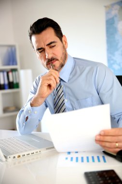 ofiste çalışan gülümseyen iş adamı