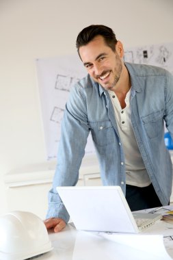 projede çalışan mimar portresi