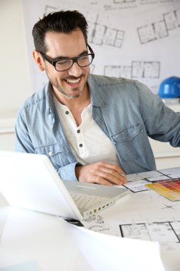 projede çalışan mimar portresi