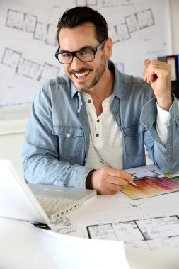 ofiste çalışan gülümseyen mimar portresi