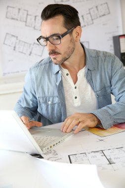 projede çalışan mimar portresi