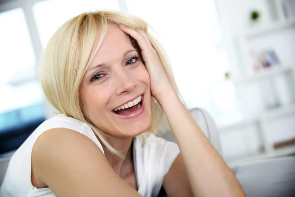 Retrato de una hermosa mujer rubia —  Fotos de Stock