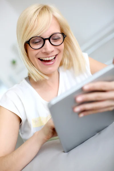 Blond flicka websurfing med tablett — Stockfoto