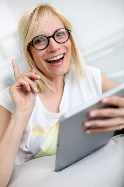 Donna con occhiali da vista su utilizzando tablet elettronico — Foto Stock