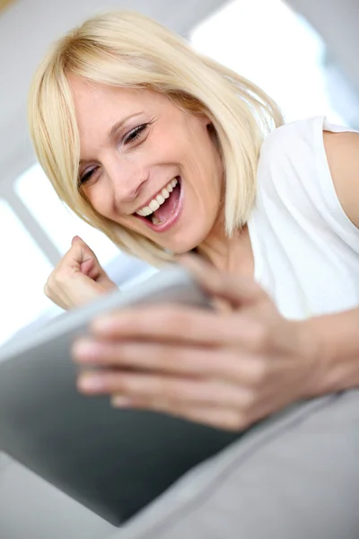 Chica alegre con expresión ganadora — Foto de Stock