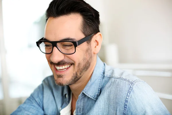 Veselá hezký moderní člověk s brýlemi — Stock fotografie