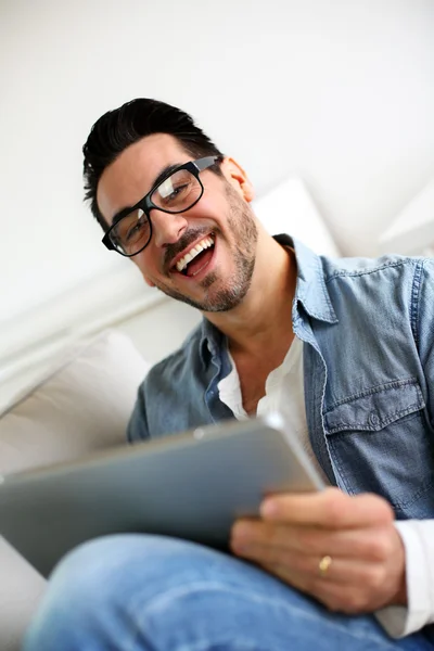 Hombre de mediana edad en casa usando tableta electrónica — Foto de Stock