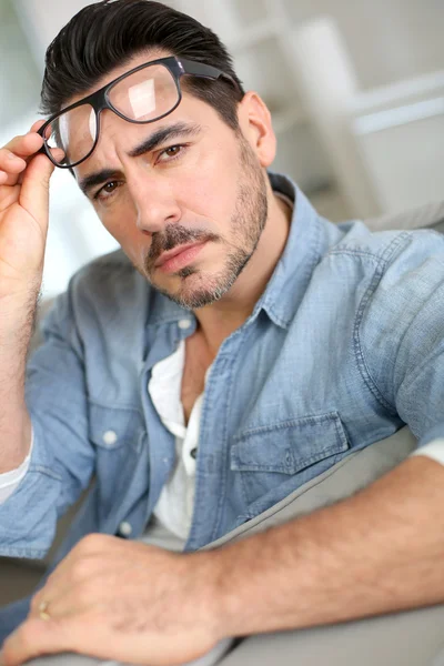 Homem prestando atenção à conversa — Fotografia de Stock