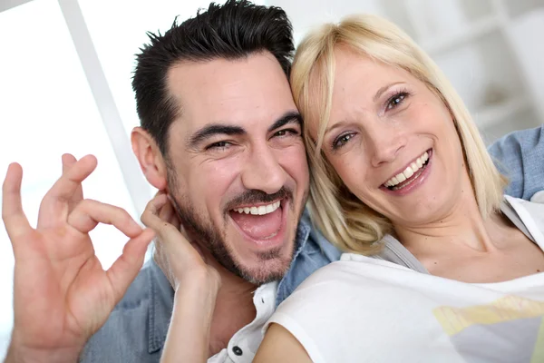 Alegre casal se divertindo — Fotografia de Stock