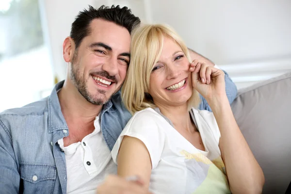 Alegre casal se divertindo — Fotografia de Stock