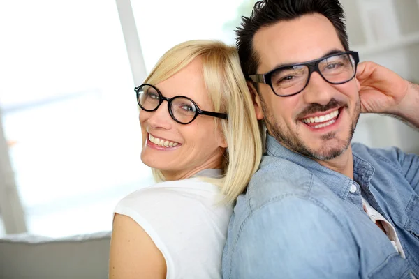 Пара середнього віку носить окуляри — стокове фото