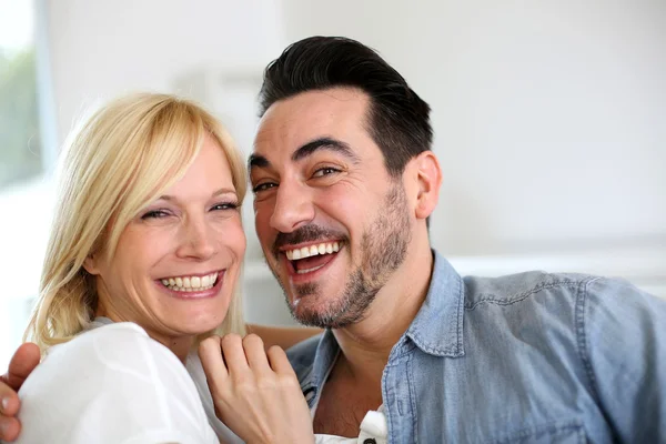 Casal alegre se divertindo juntos — Fotografia de Stock