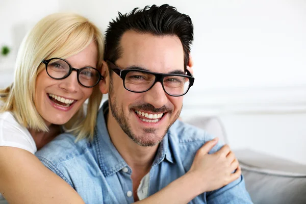 Casal de meia-idade vestindo óculos — Fotografia de Stock