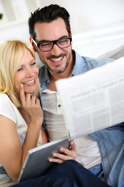 Couple at home reading news — Stock Photo, Image