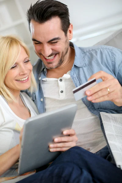 Paar kauft mit Kreditkarte im Internet ein — Stockfoto