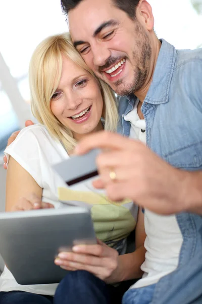 Casal de compras na internet com cartão de crédito — Fotografia de Stock