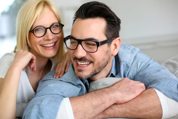 Średnim wieku para, noszenie okularów — Zdjęcie stockowe