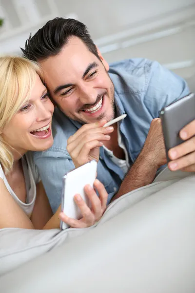 Allegro coppia divertirsi utilizzando smartphone — Foto Stock