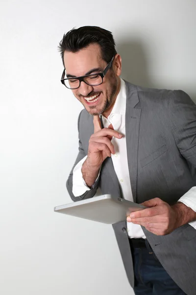 Vrolijke verkoper met behulp van digitale Tablet PC — Stockfoto