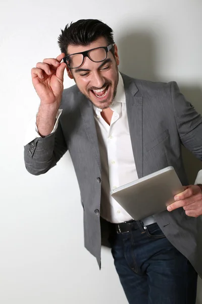 Man op zoek naar Tablet PC met verbaasd kijken — Stockfoto