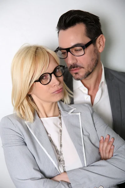 Pareja de moda con gafas graduadas sobre fondo blanco —  Fotos de Stock