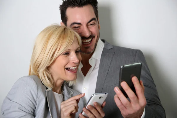 Couple using smartphone together — Stock Photo, Image