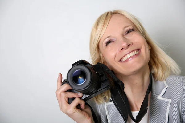 Wesoły kobieta fotograf gospodarstwa kamery — Zdjęcie stockowe