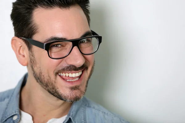 Portrét chytrý člověk s brýlemi na — Stock fotografie