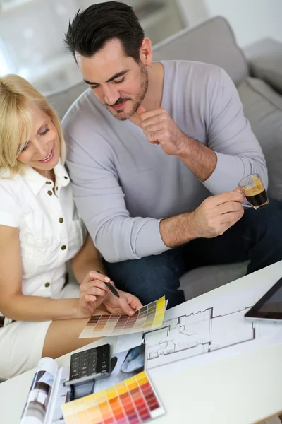Couple looking at paint colors for new home — Stock Photo, Image