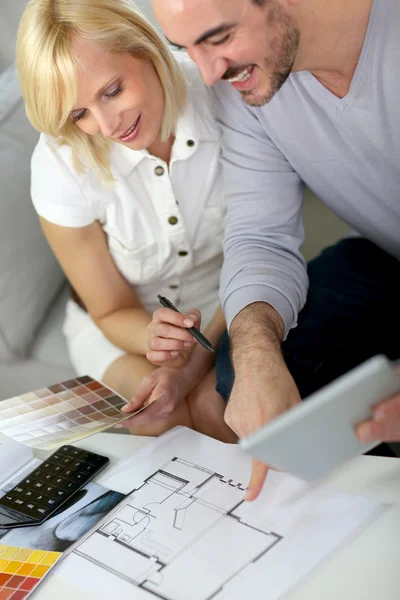 Pareja trabajando en casa remodelación — Foto de Stock