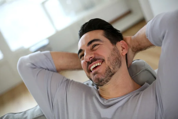 Hombre relajado estirando los brazos detrás de la cabeza — Foto de Stock