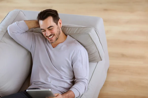 Vista superior del hombre leyendo el periódico en el sofá —  Fotos de Stock