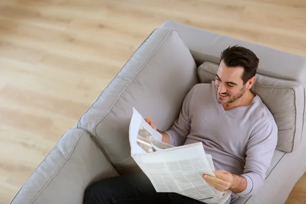 Vue supérieure de l'homme lisant le journal dans le canapé — Photo