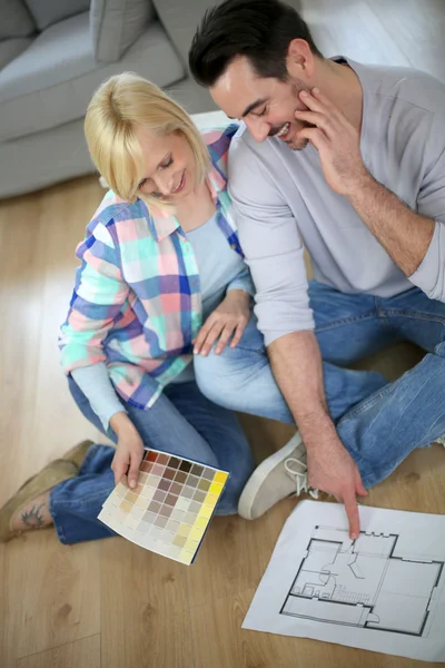 Paar kijken naar nieuwe huisbouw plan — Stockfoto
