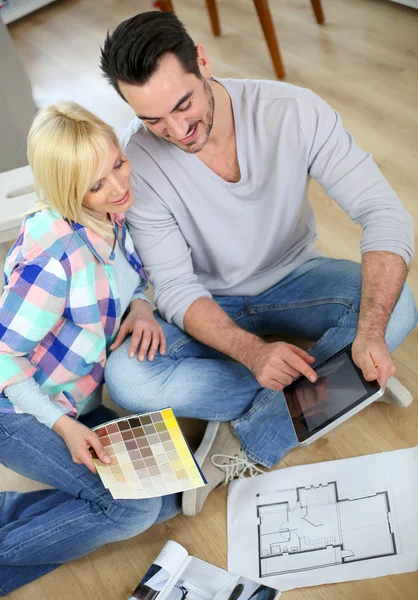Ehepaar schaut sich neuen Wohnbauplan an — Stockfoto