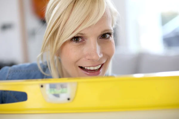 Close-up van blonde vrouw op zoek via niveau — Stockfoto