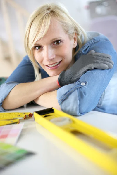 Close-up van blonde vrouw met behulp van niveau — Stockfoto