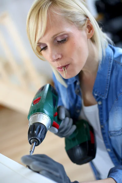 Woman at home using electric drill — Stock Photo, Image