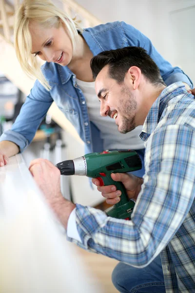 Coppia installazione mobili in nuova casa — Foto Stock