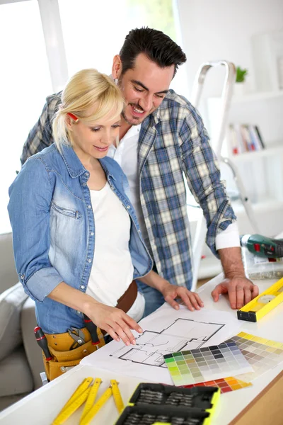 Pareja que diseña el proyecto interior del hogar — Foto de Stock