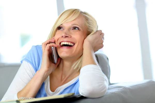 Mulher loira bonita rindo ao telefone — Fotografia de Stock