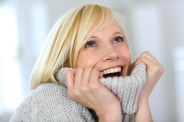 Portrait of beautiful woman in winter time — Stock Photo, Image