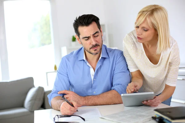 Ehepaar mittleren Alters arbeitet von zu Hause aus — Stockfoto