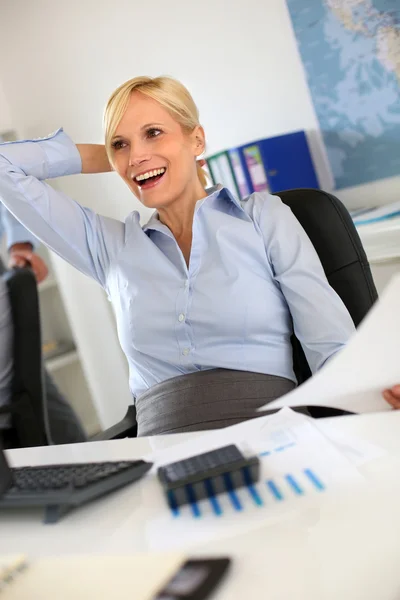 Empresária alegre relaxante no escritório — Fotografia de Stock