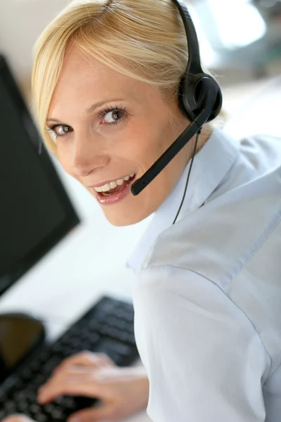 Retrato de operador de serviço ao cliente bonito — Fotografia de Stock