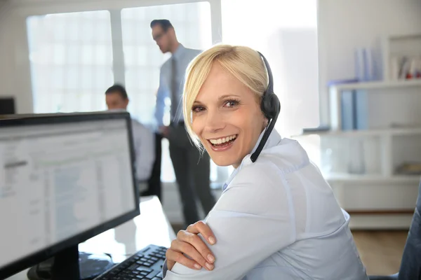 Retrato del hermoso operador de servicio al cliente — Foto de Stock