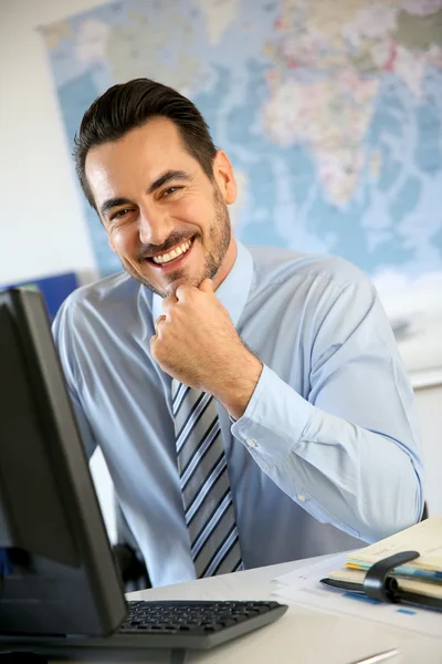 Vrolijke zakenman in office — Stockfoto