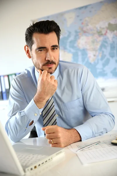 Porträtt av affärsman som sitter på kontor — Stockfoto