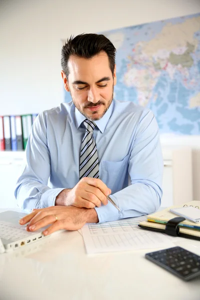 Lachende zakenman werken in office — Stockfoto