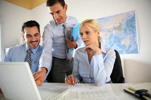 Réunion de gens d'affaires au bureau avec ordinateur portable — Photo